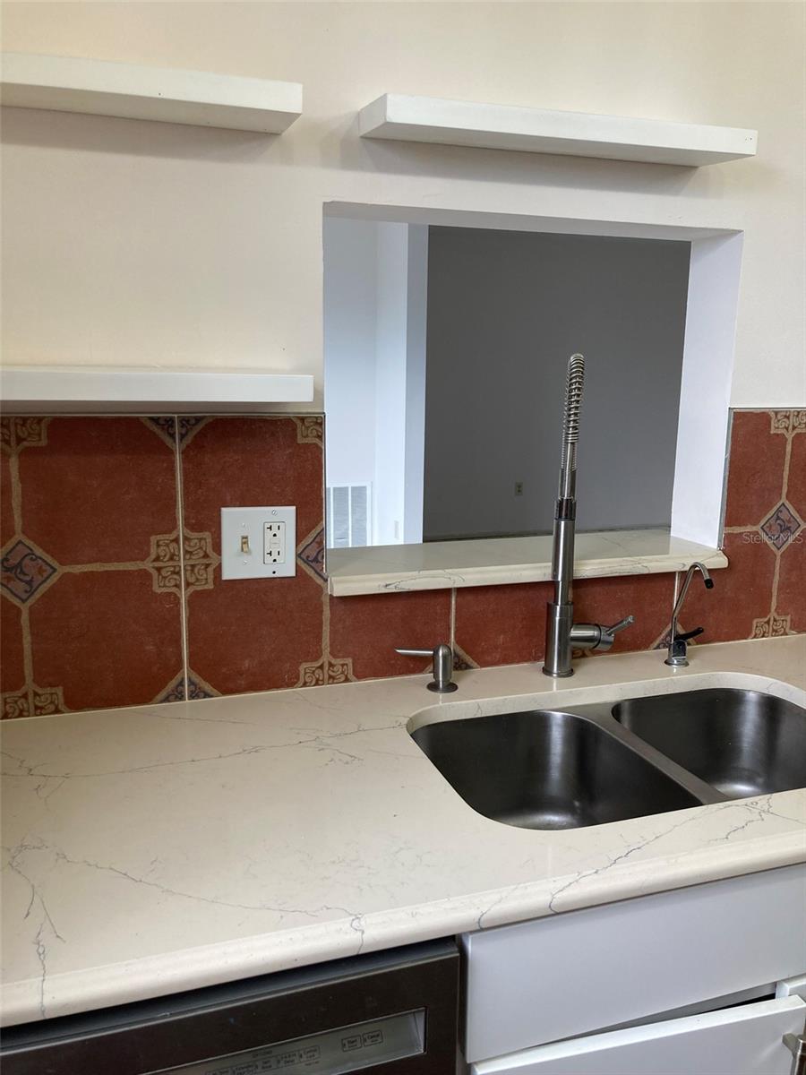 TB8523732