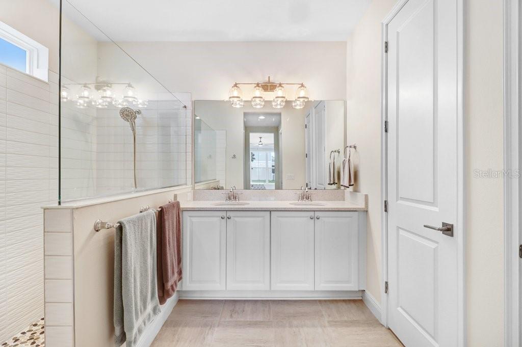 TB8523743