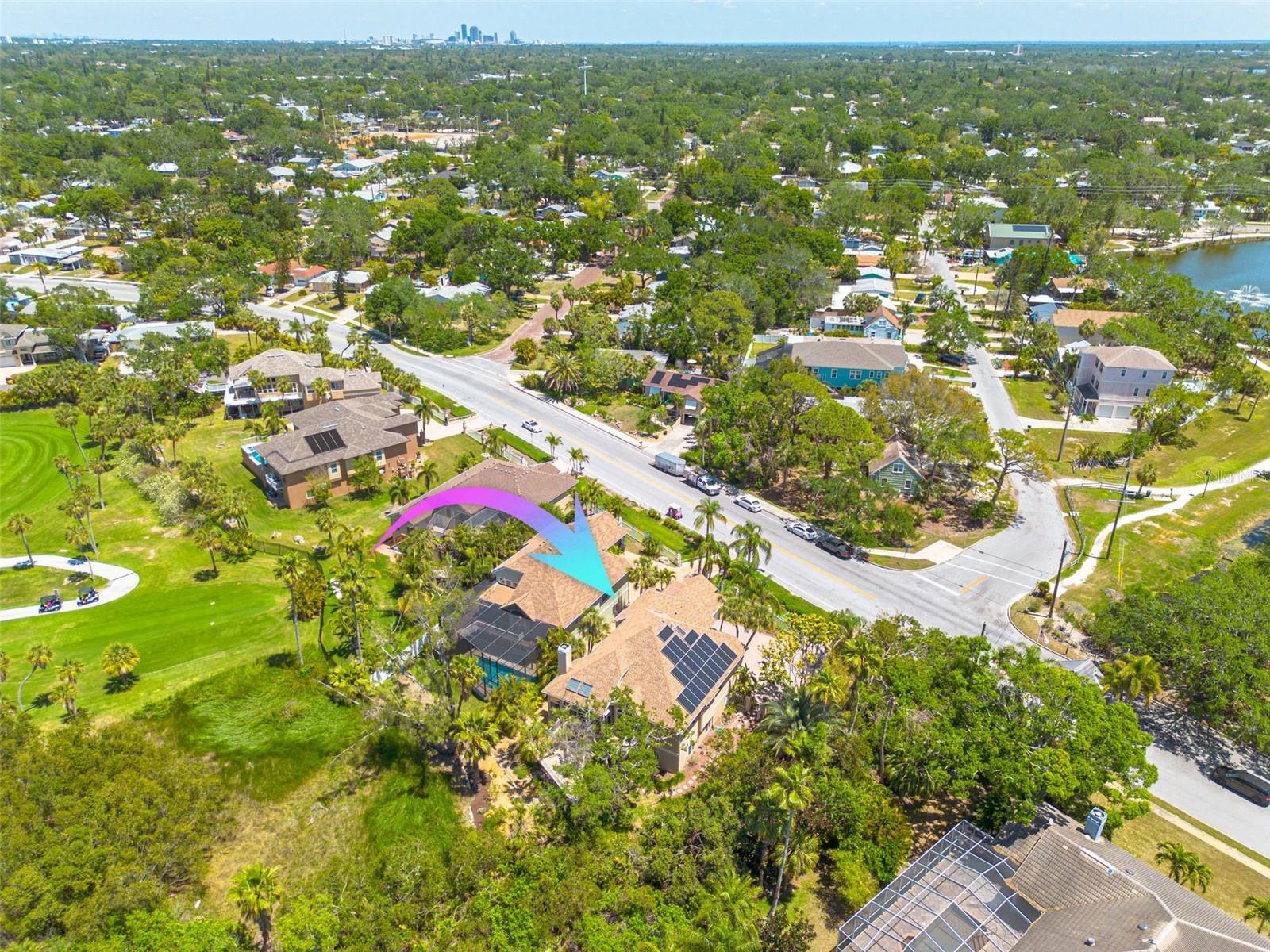 Minutes from Downtown St Pete - see the skyline!