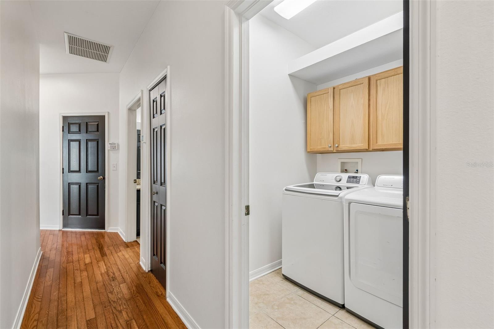 Laudry room with cabinets