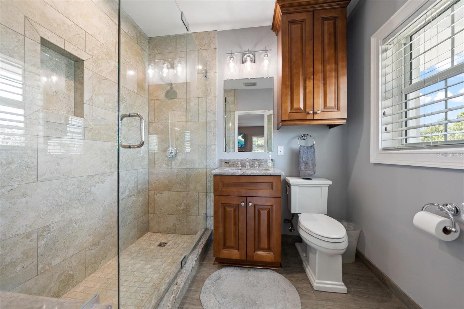 TB8523831