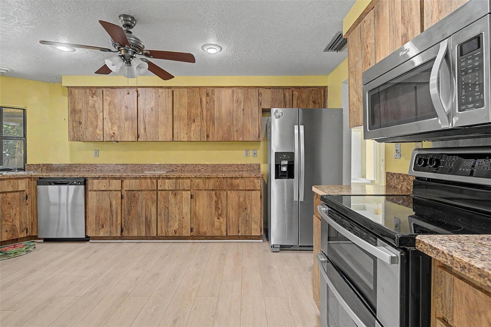 HUGE KITCHEN! ALL APPLIANCES INCLUDED!