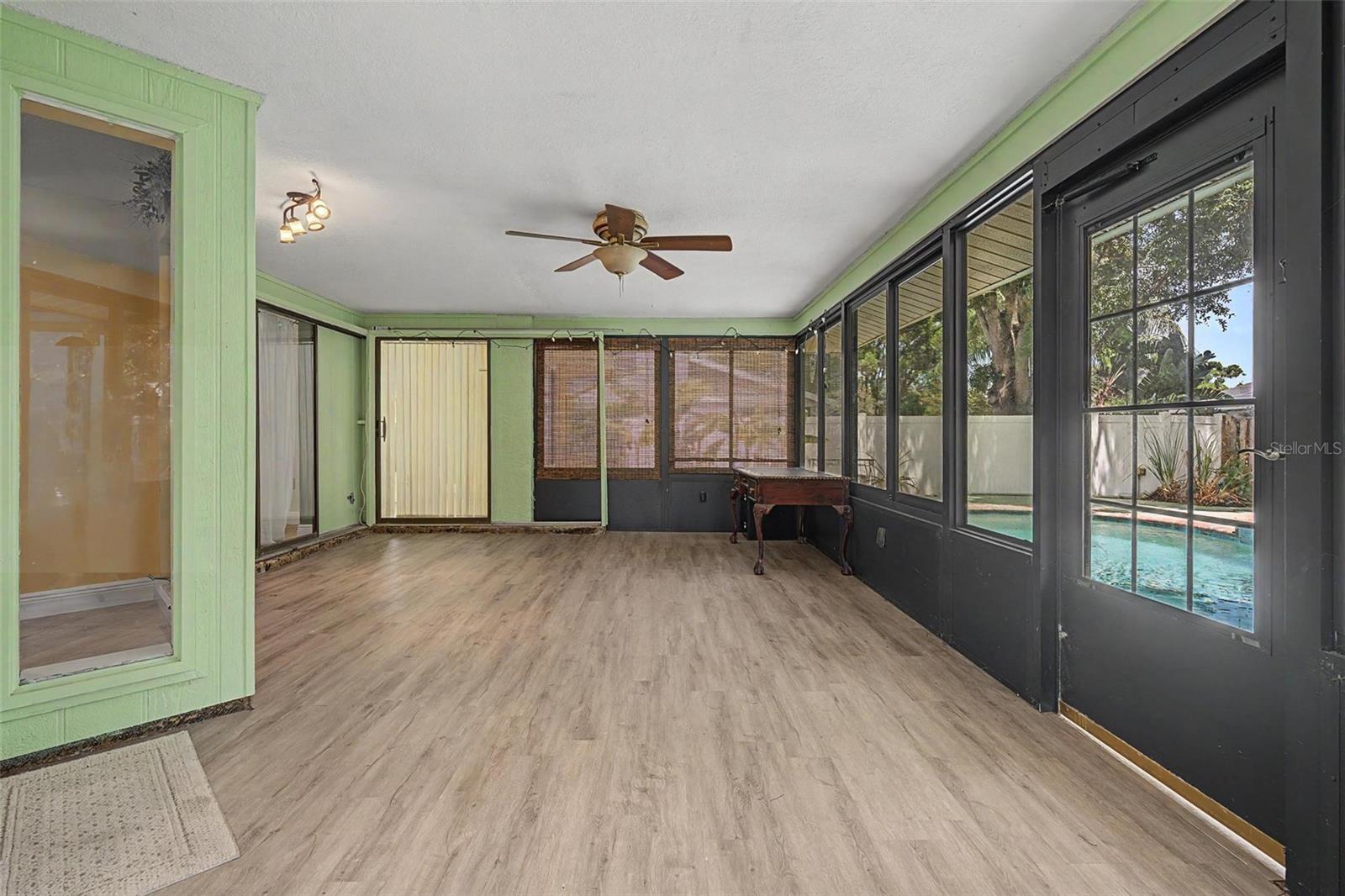 HUGE LANAI/SUNROOM