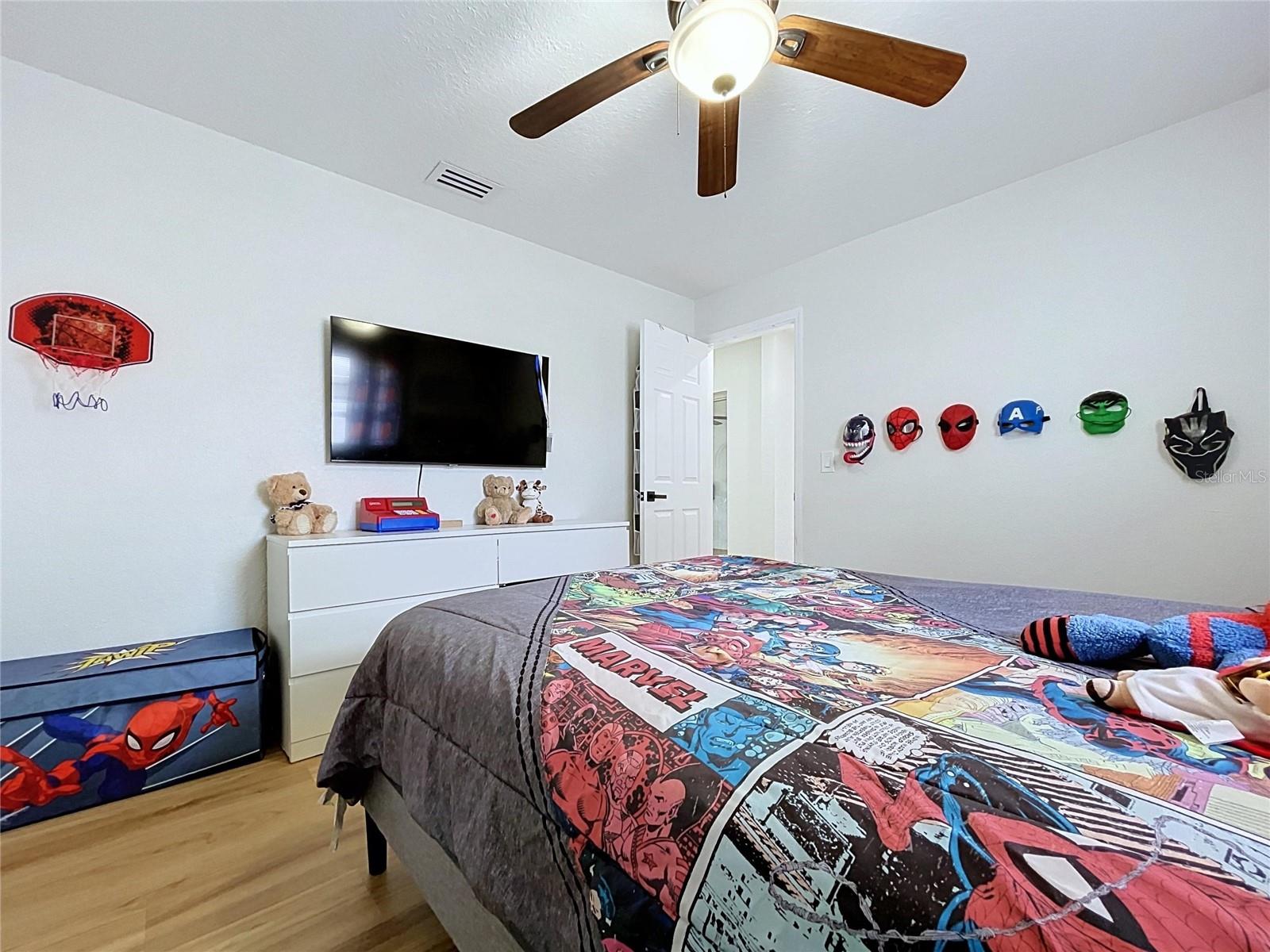 TB8523899