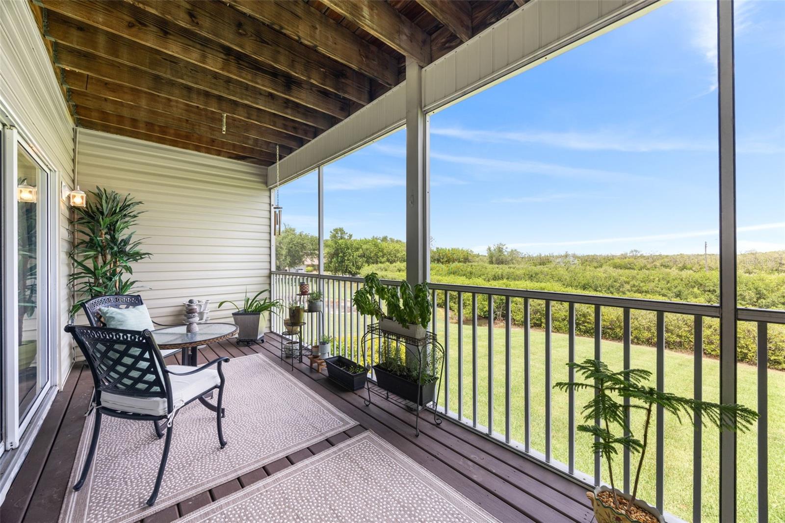 2nd floor screened balcony