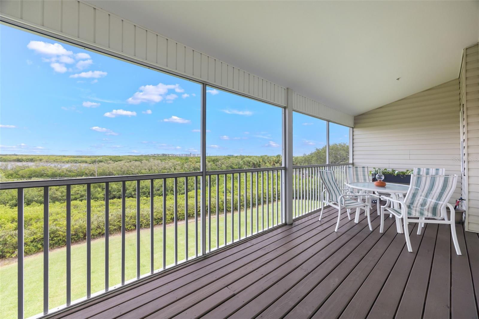 3rd floor screened balcony