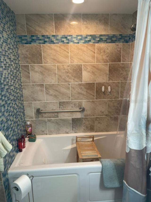 TB8523949