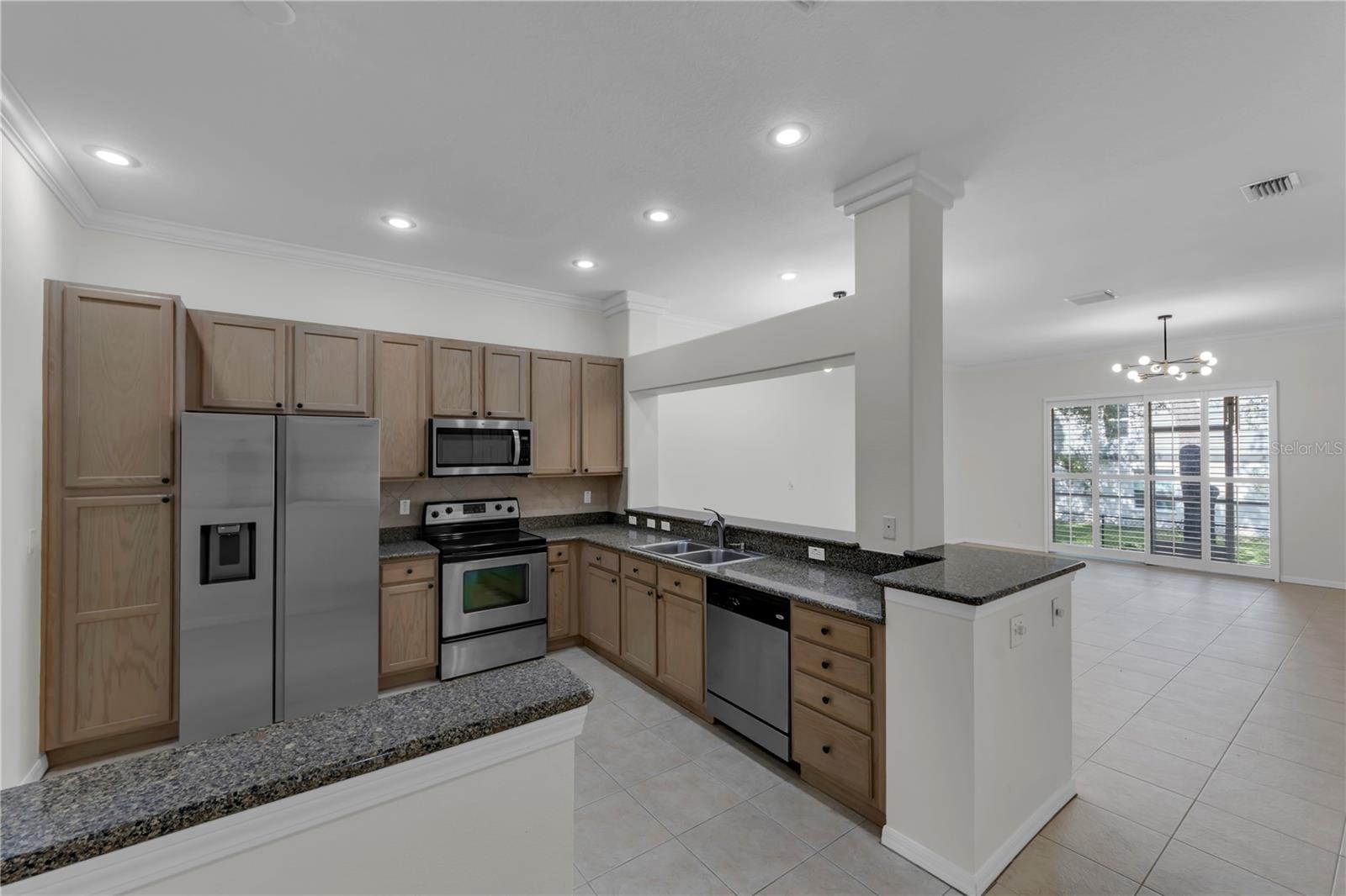 LARGE KITCHEN AREA