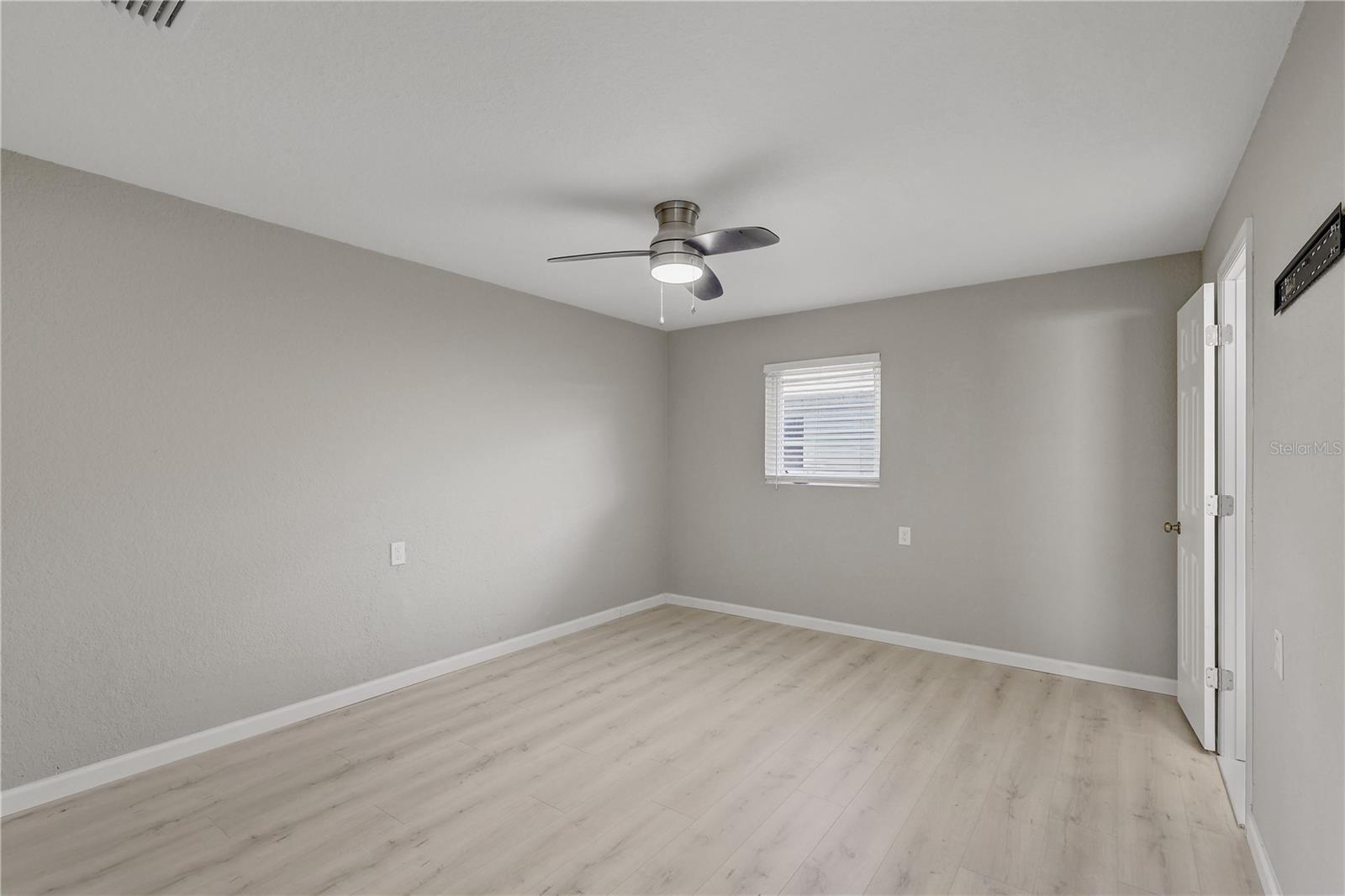 TB8524129