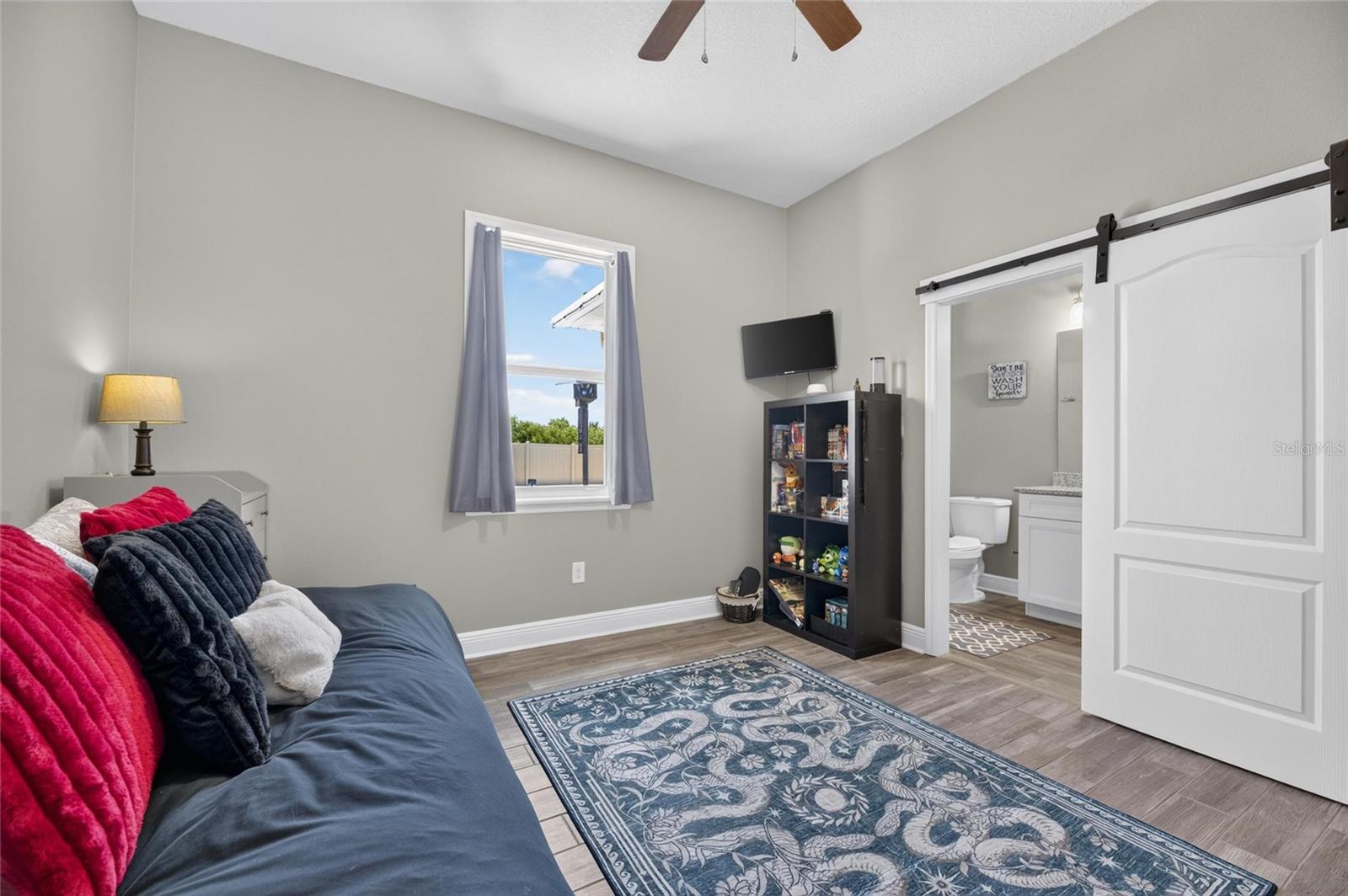 This is the mirror image of the previous bed-and-bath suite.