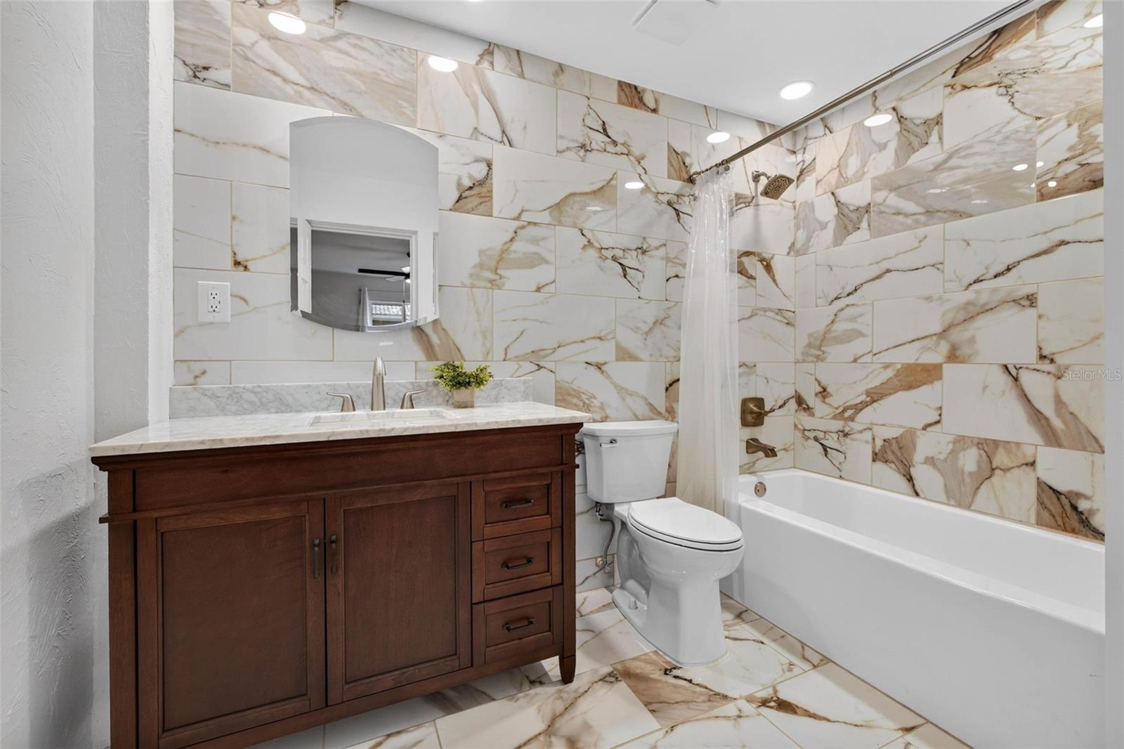 En suite bath 1