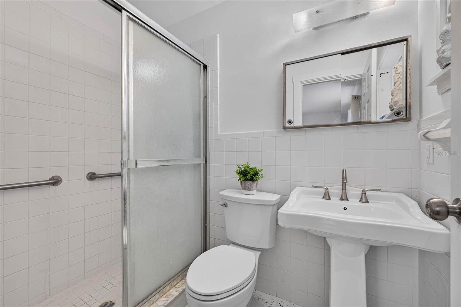 En suite bath 2