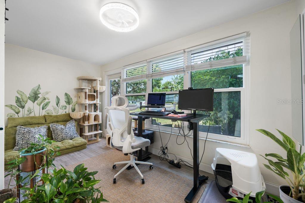 This is a great space - Home Office, Hobby Room, Guest Accommodations