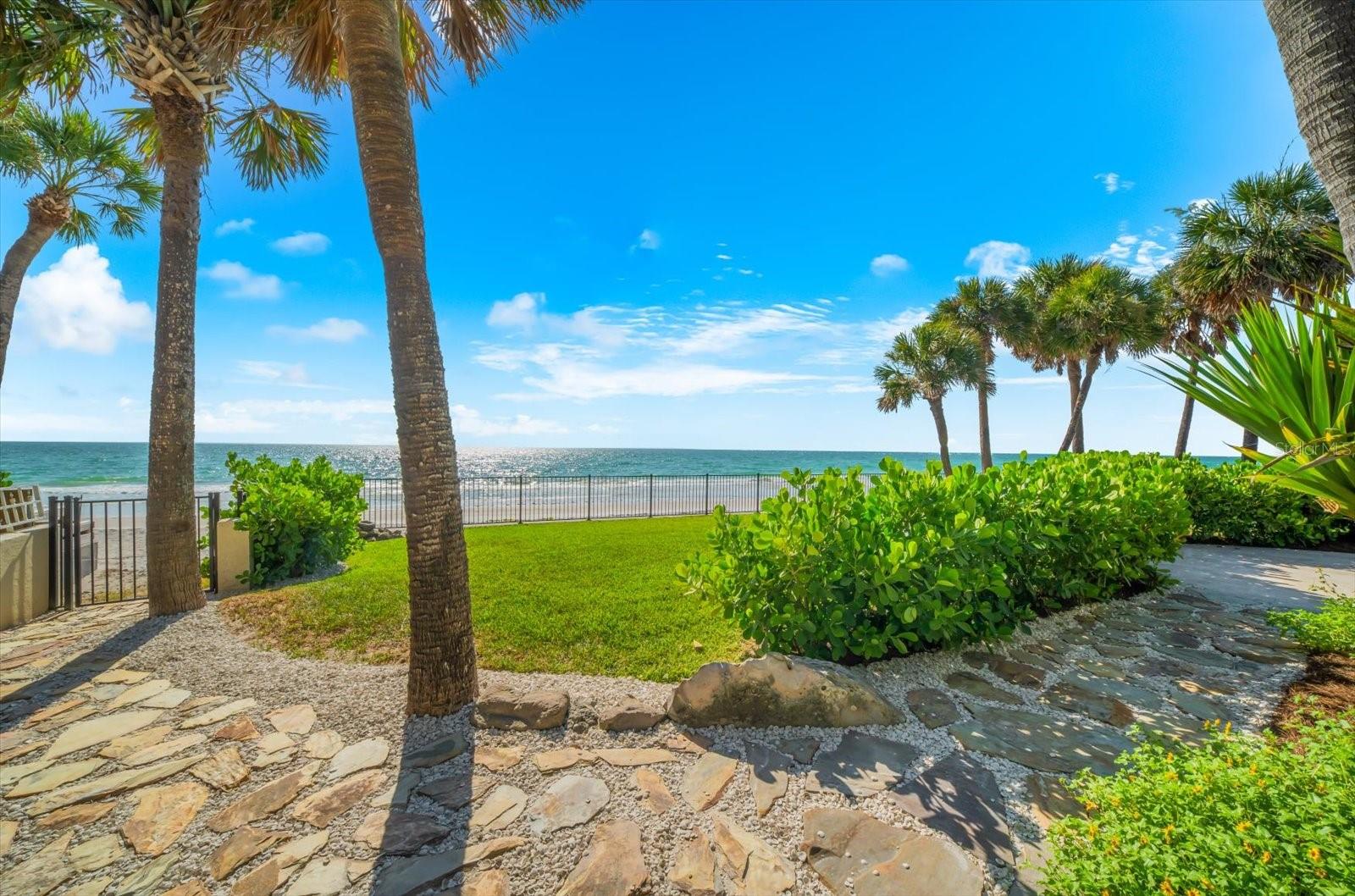 TB8524218