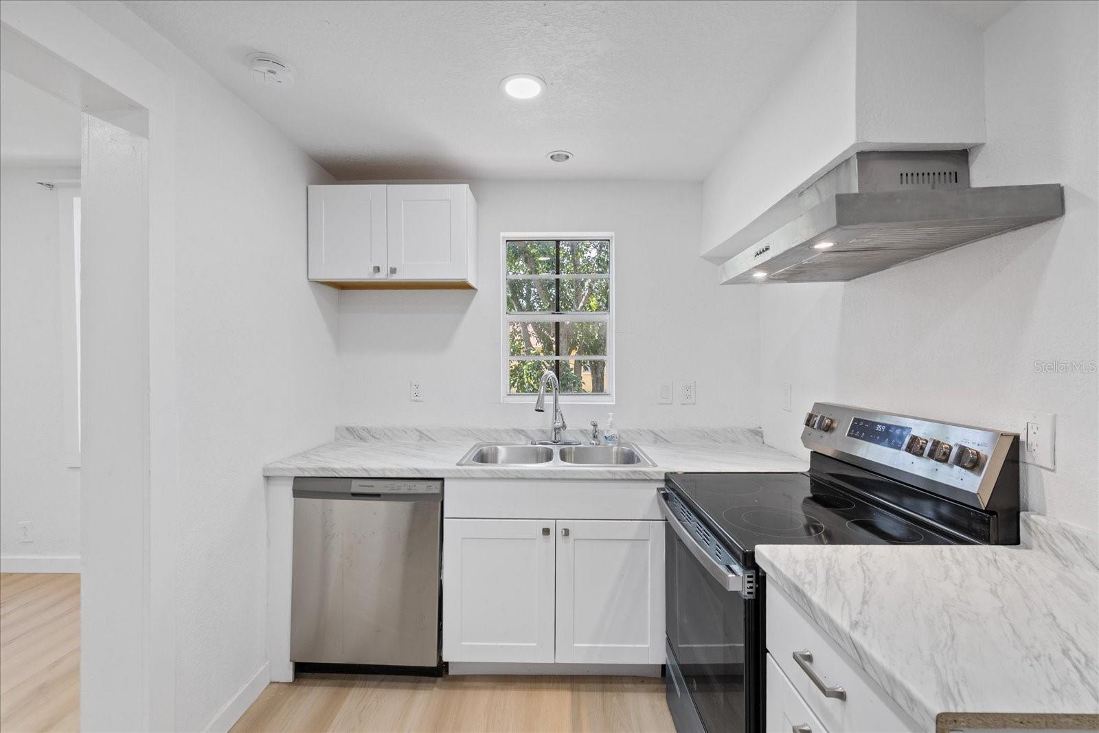 TB8524275