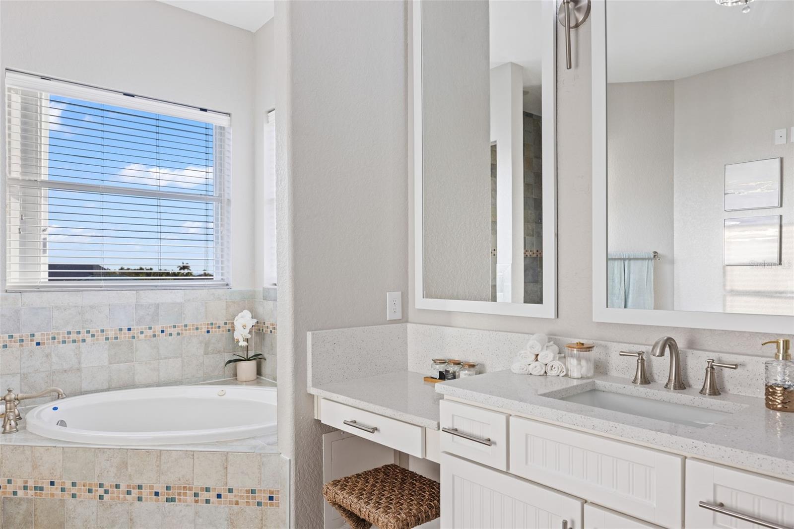 Tub/vanity/sink.