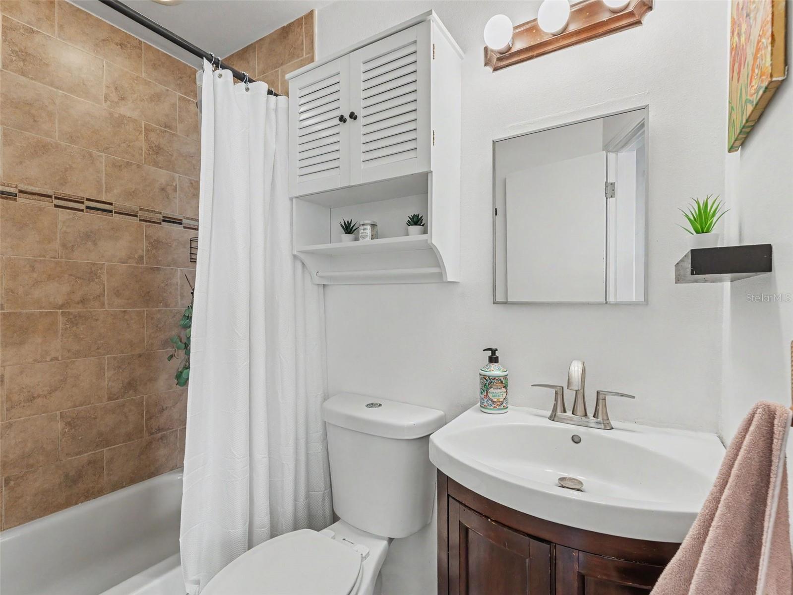 bathroom between bedrooms