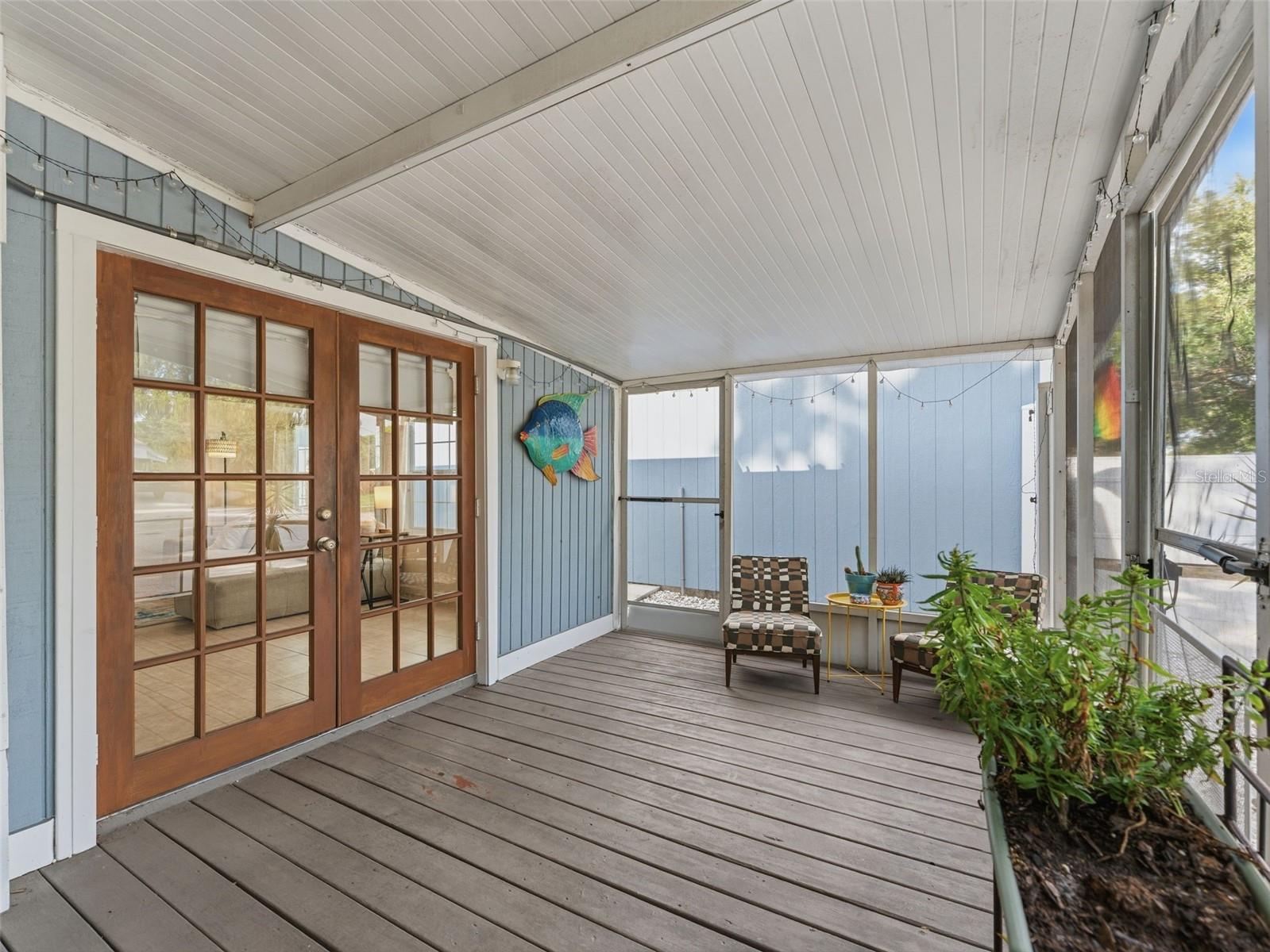 screened side porch facing garage