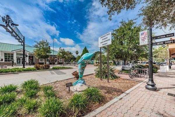 Shops & Restaurants