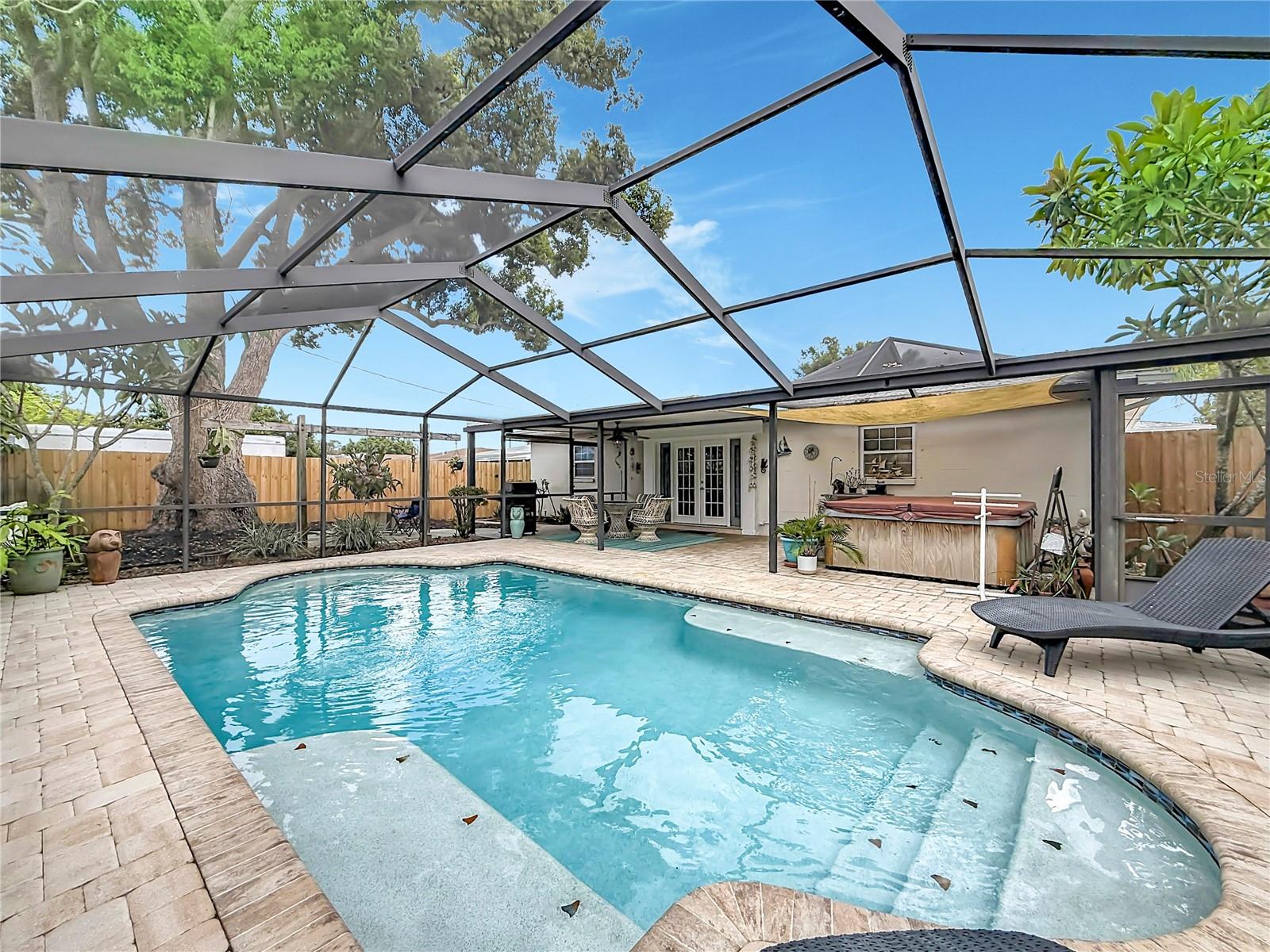6'5'' deep pool oasis / Screened pool cage