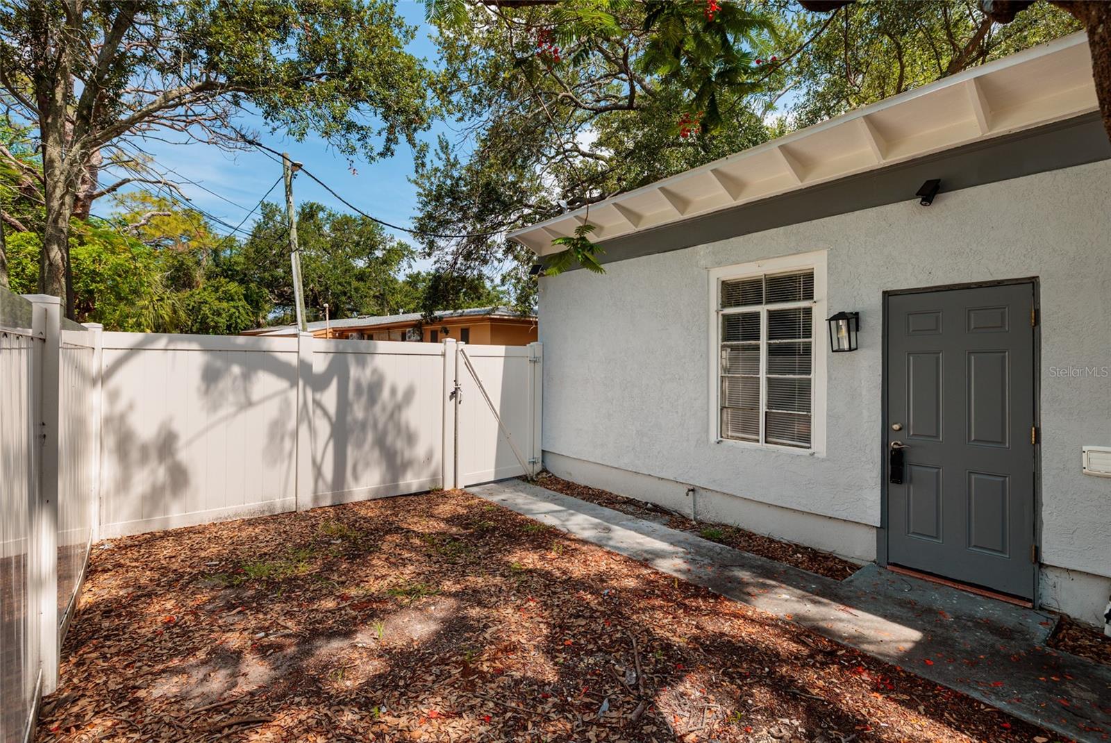 Vinyl fencing, private entry
