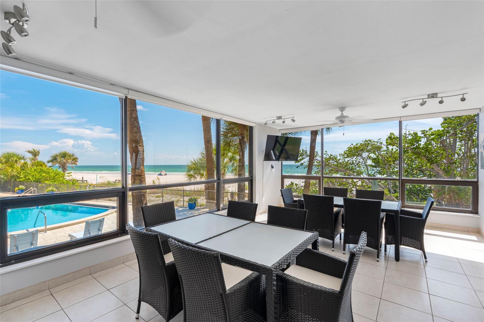 .. 700 West Enjoys a Gulffront Clubhouse For It's Owners Complete with Kitchen and Two Bathrooms. There is also the Complex Grilling Area Righr Outside the Clubhouse.