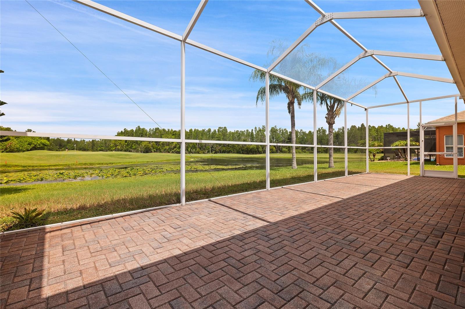 LARGE SCREENED LANAI