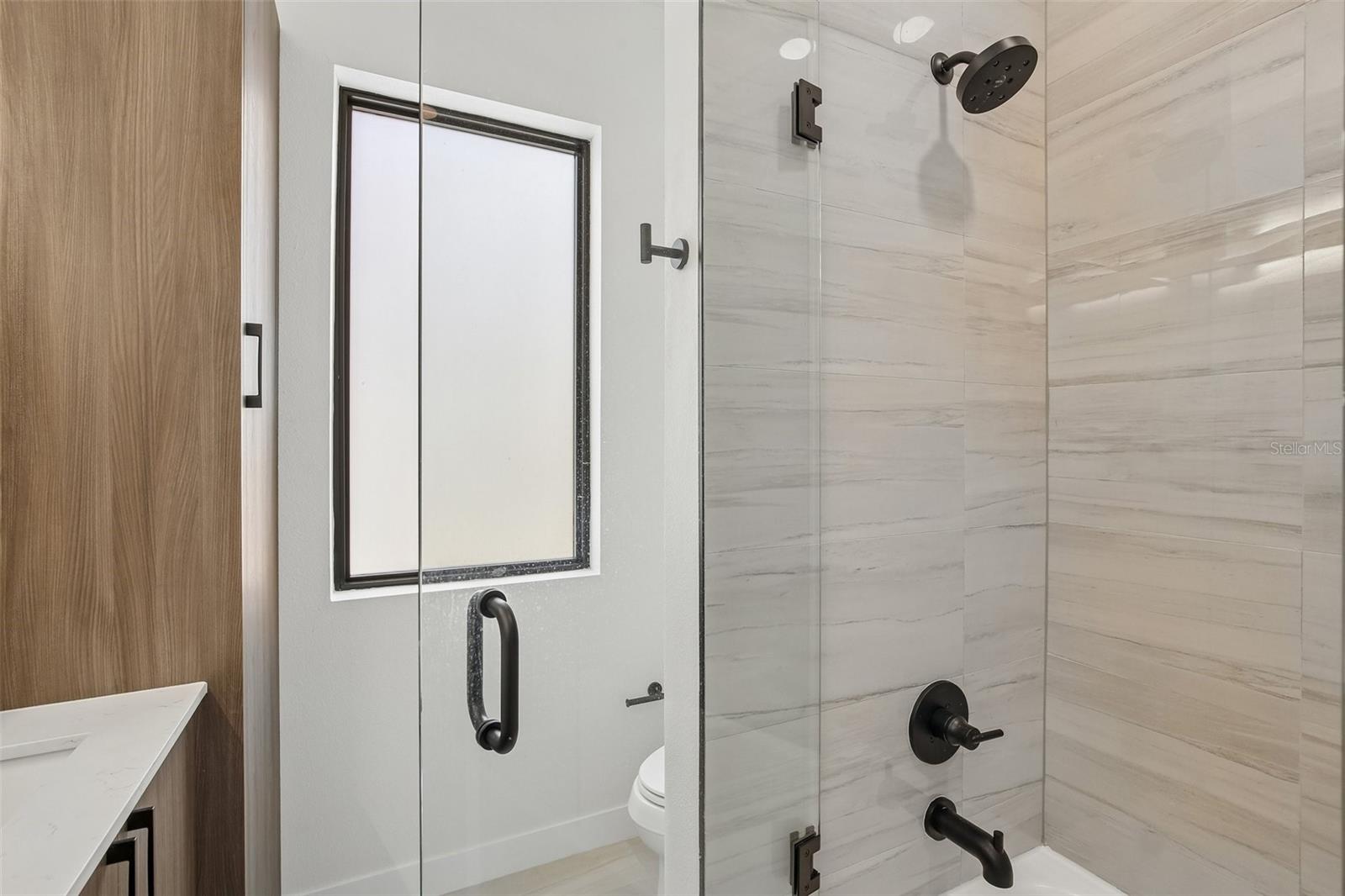 TB8524900