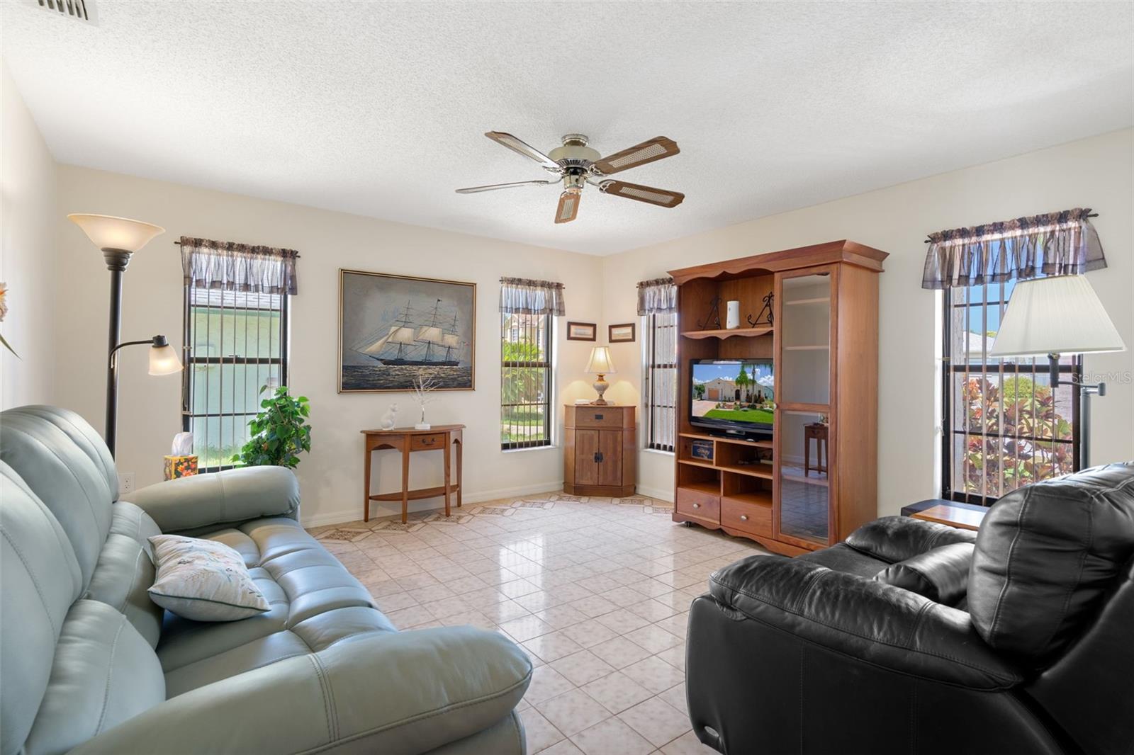 Bright and Cheery Bonus Room