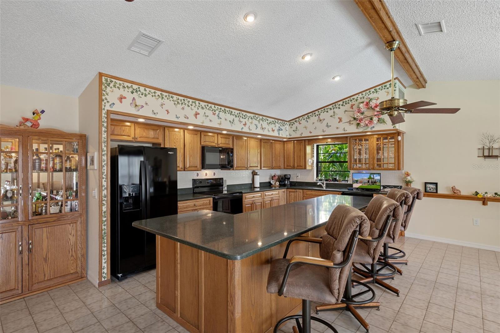 Beautiful and Spacious Kitchen with 11ft Island