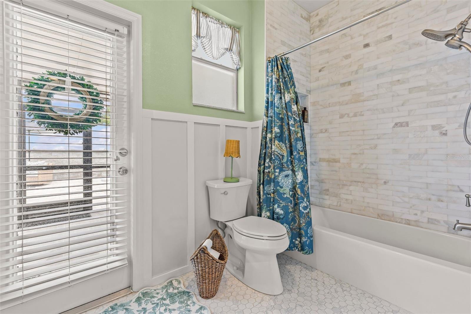 Bathroom 2 with Tub/Shower