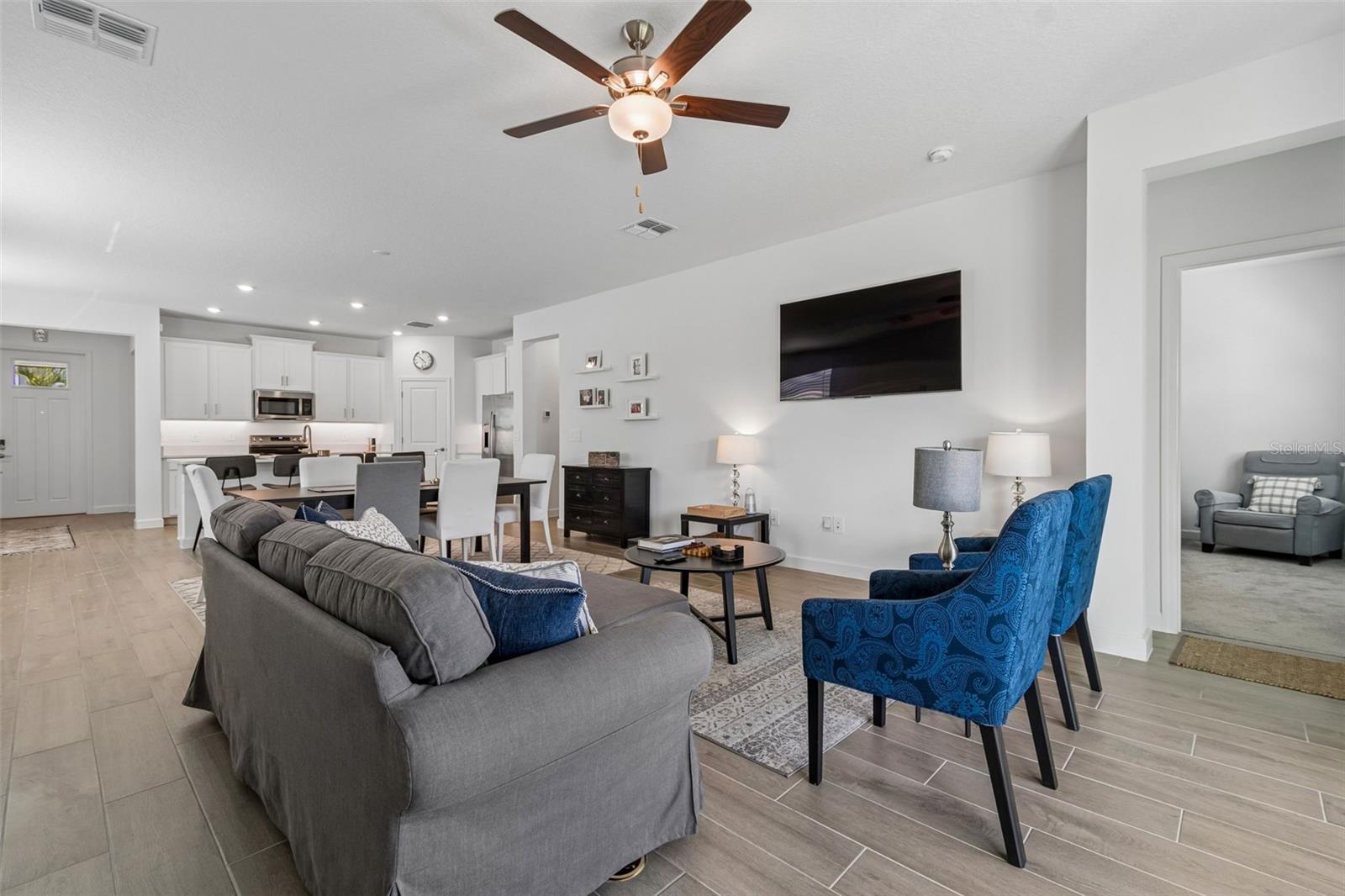 Living Room with ceiling fan
