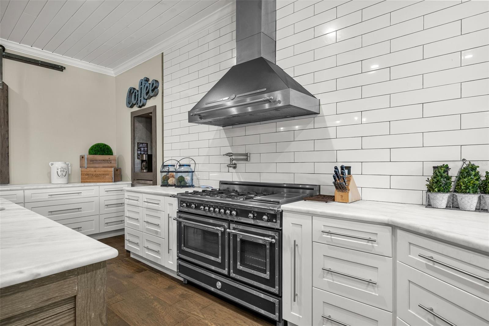 Every detail has been thoughtfully selected, from the professional-style cooking area to the generous preparation space that inspires memorable meals.