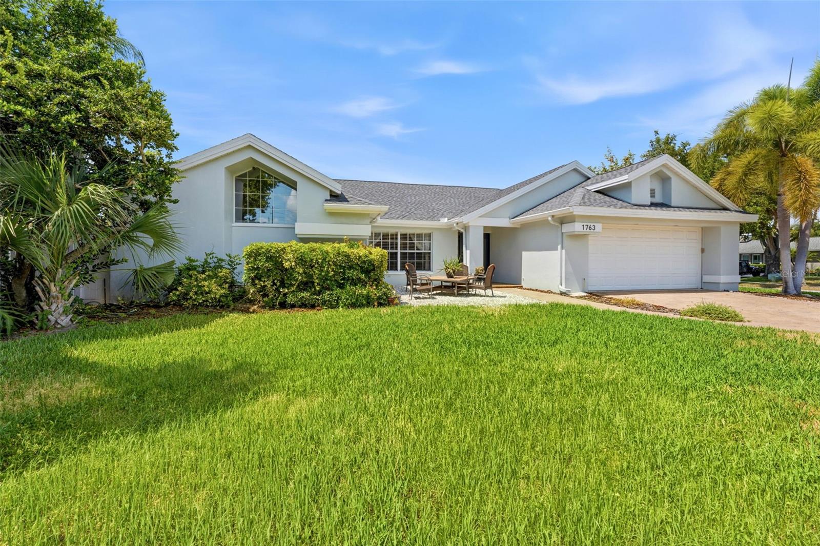 Spacious Front Yard
