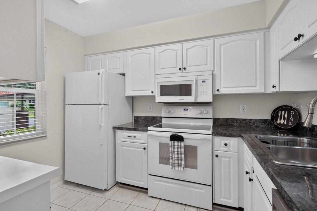Cabinets / Counters