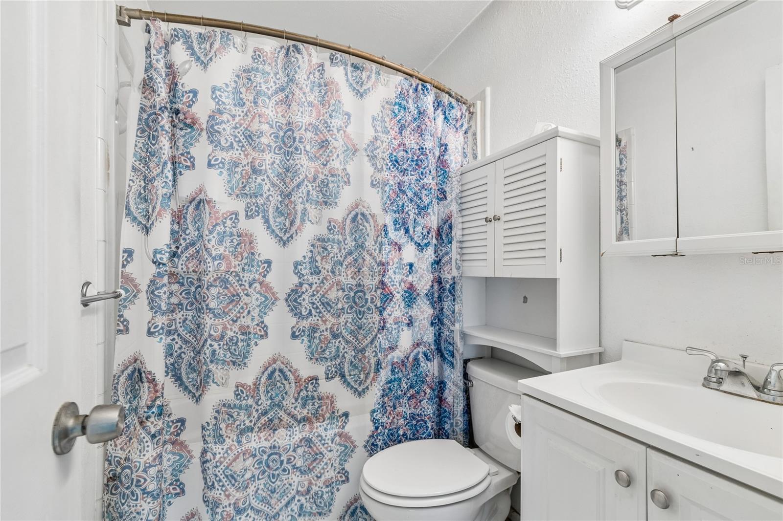 FULL BATHROOM