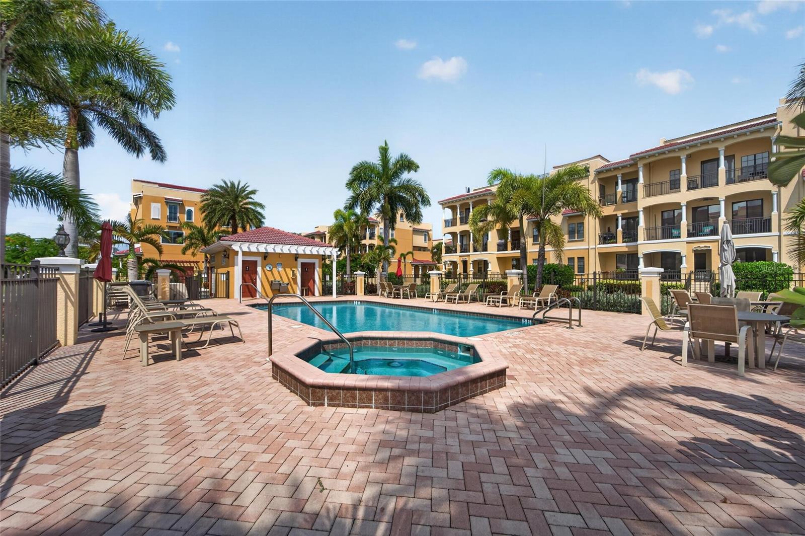 TB8525295