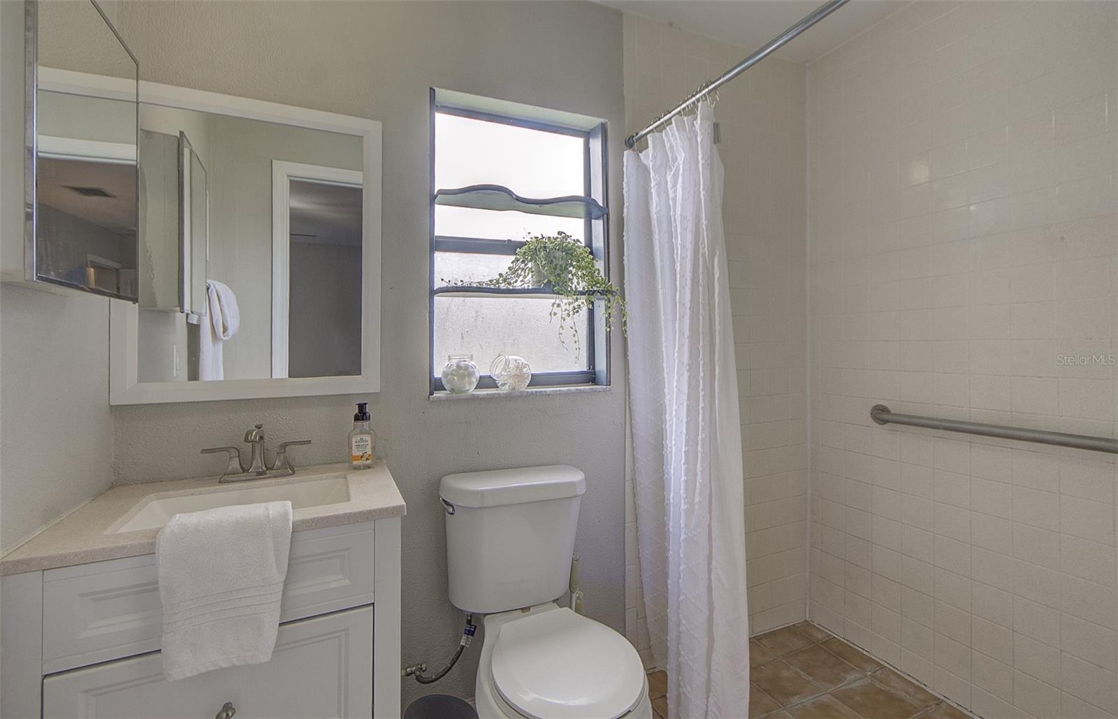 Bathroom 2 (Suite 2)