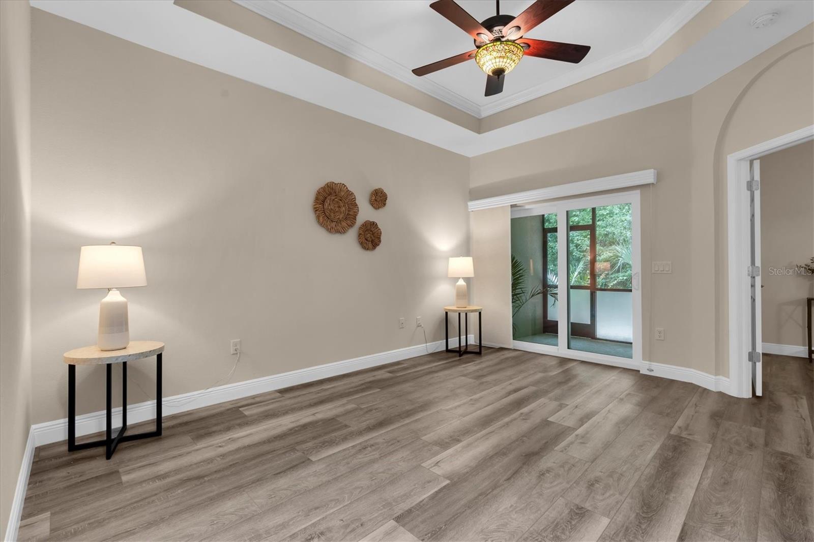 Living Room w/ Tray Ceiling and Crown Molding