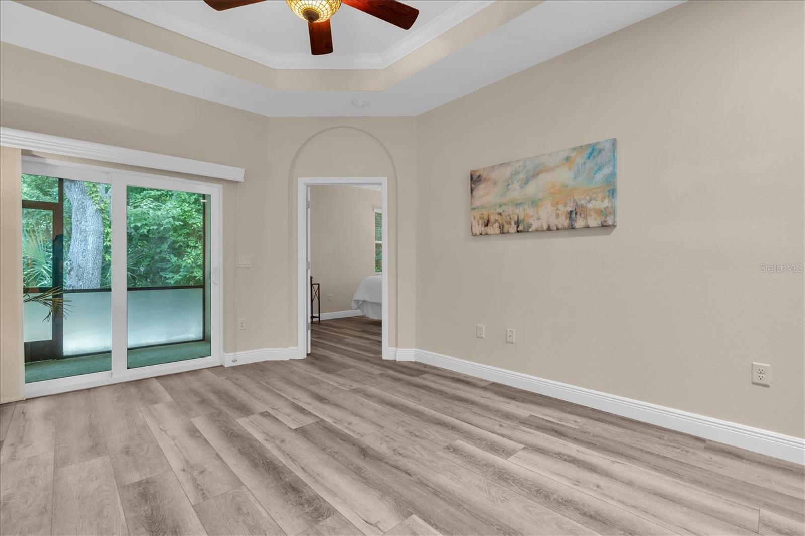 Living Room w/ tray ceiling and Crown Molding