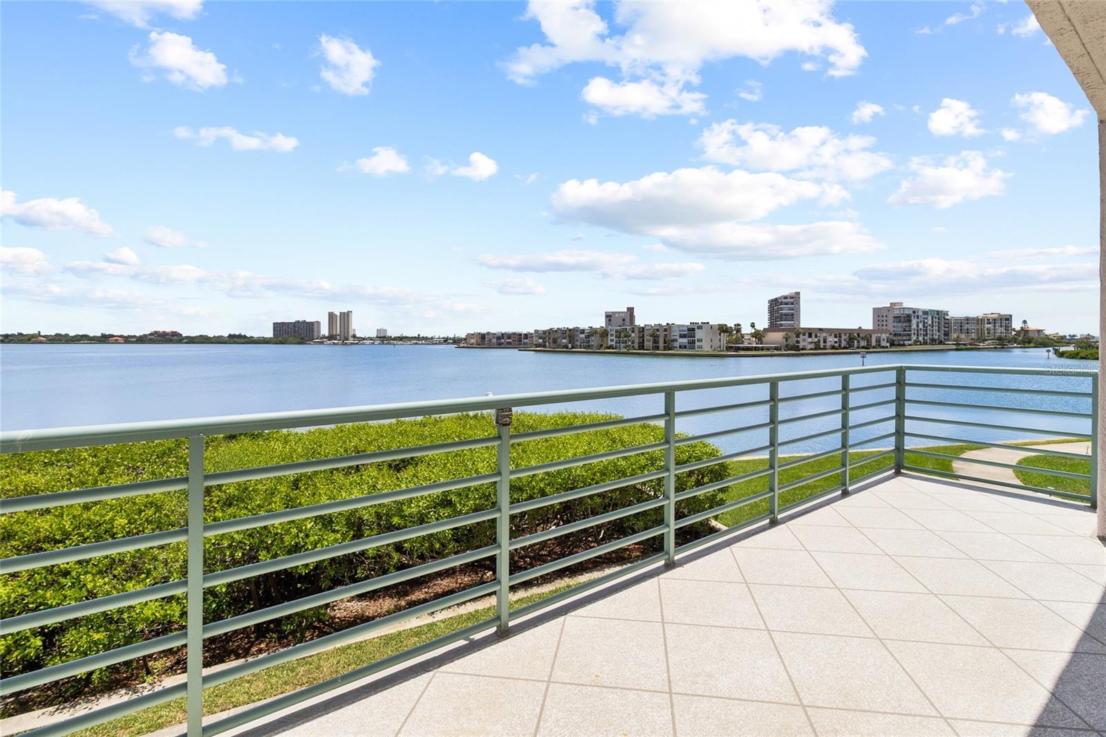 EXTENSIVE EXTRA LARGE BALCONY