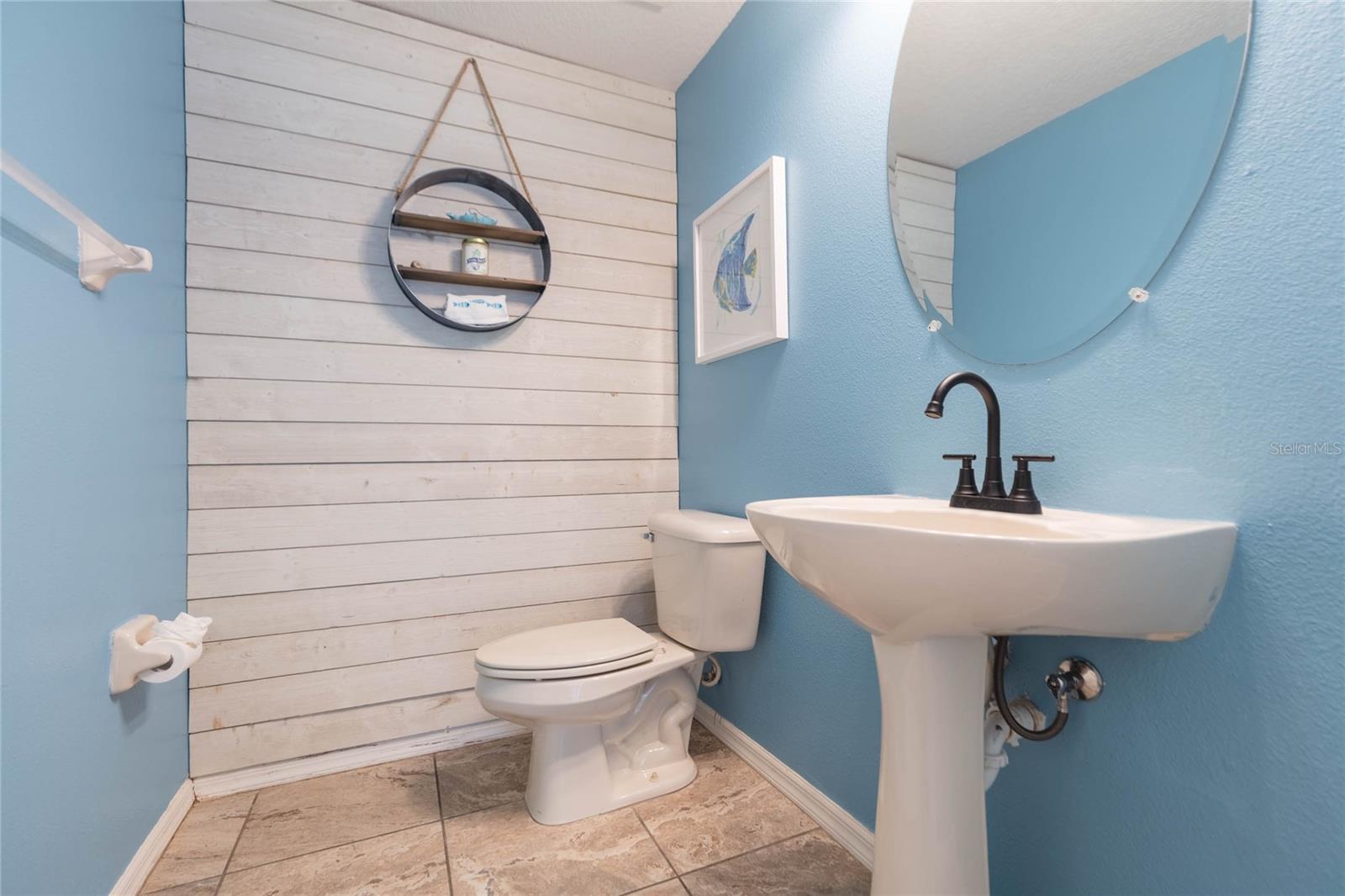 Powder room, 1st floor