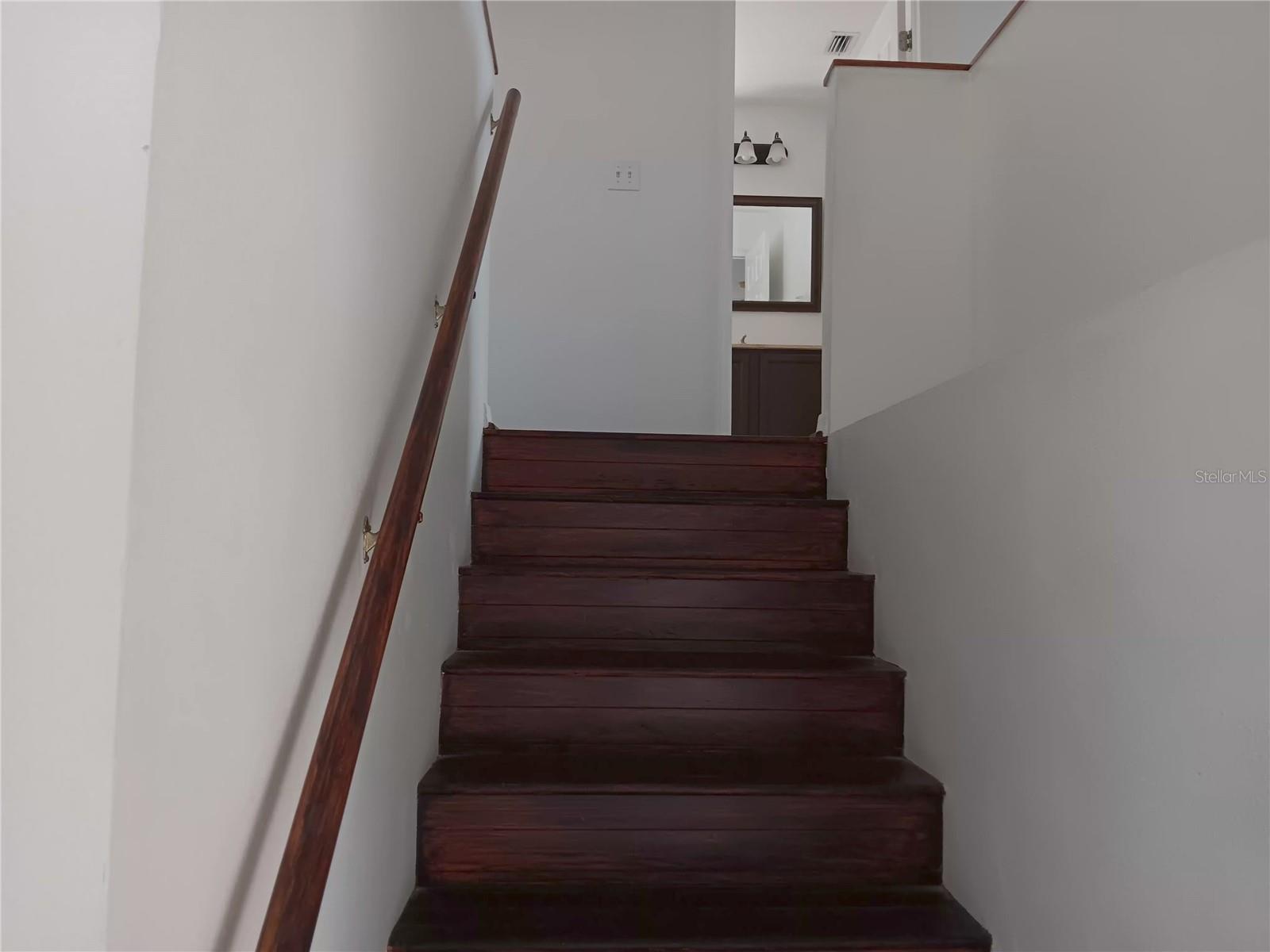 STAIRCASE TO 2ND FLOOR