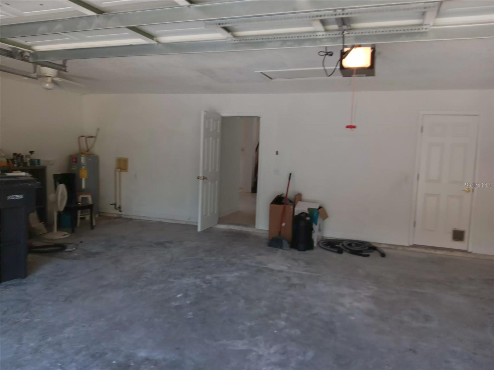 3-CAR GARAGE WITH LAUNDRY ROOM