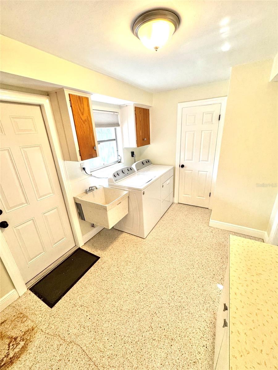 Utility sink