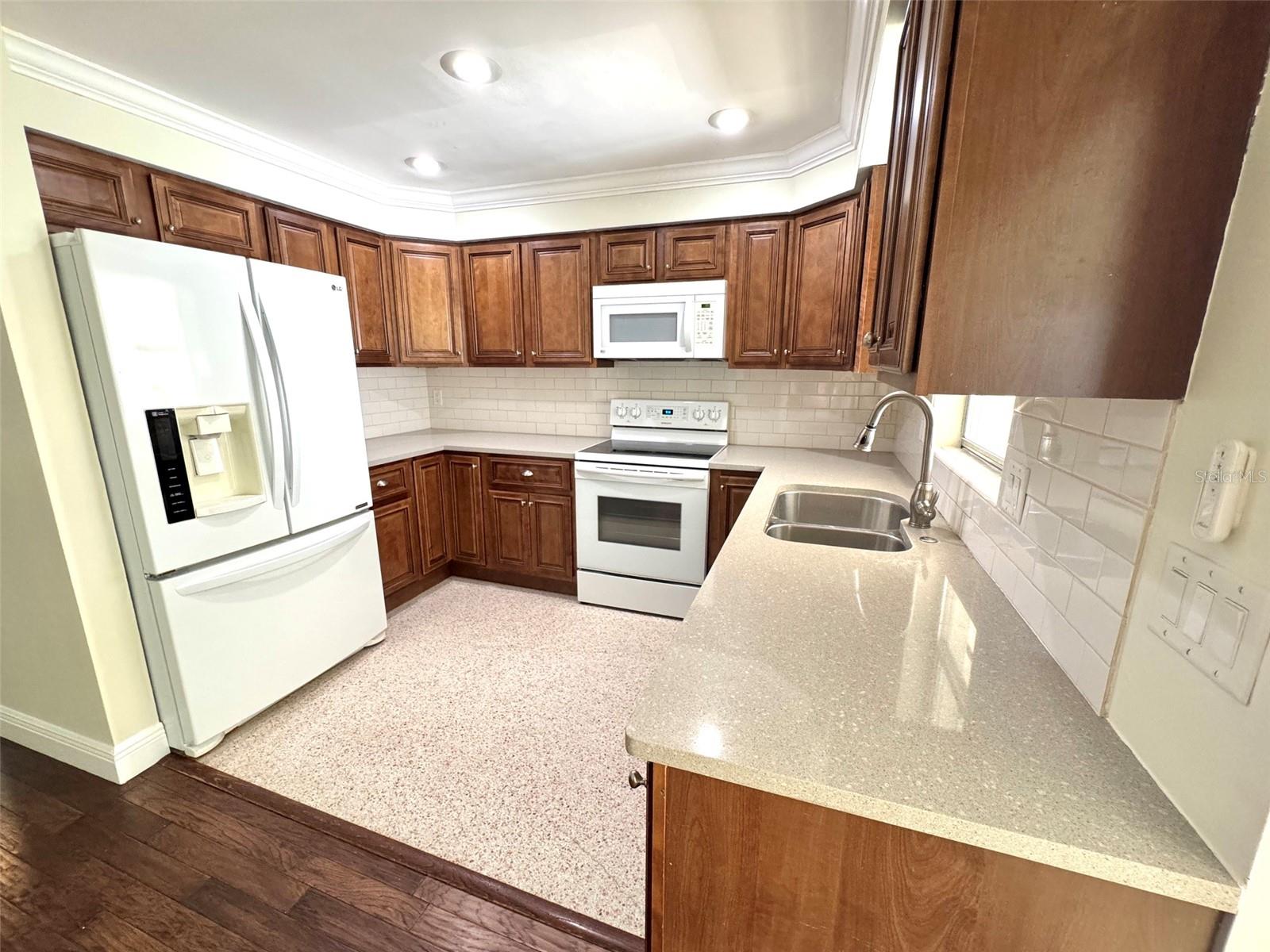 LED lighting and easy care backsplash