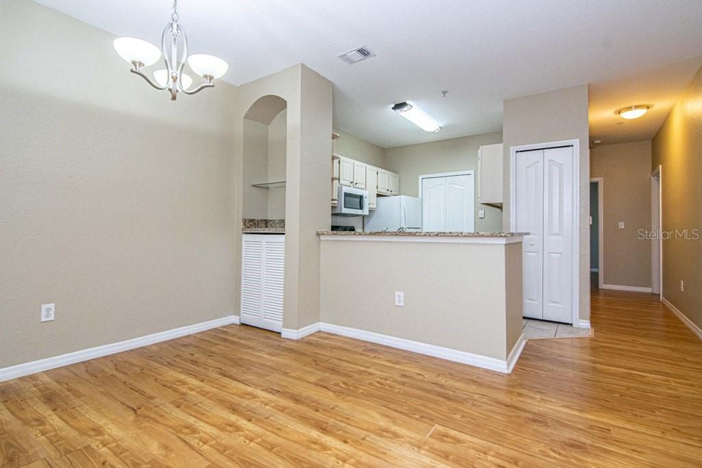 Dining Room w/ Breakfast Bar