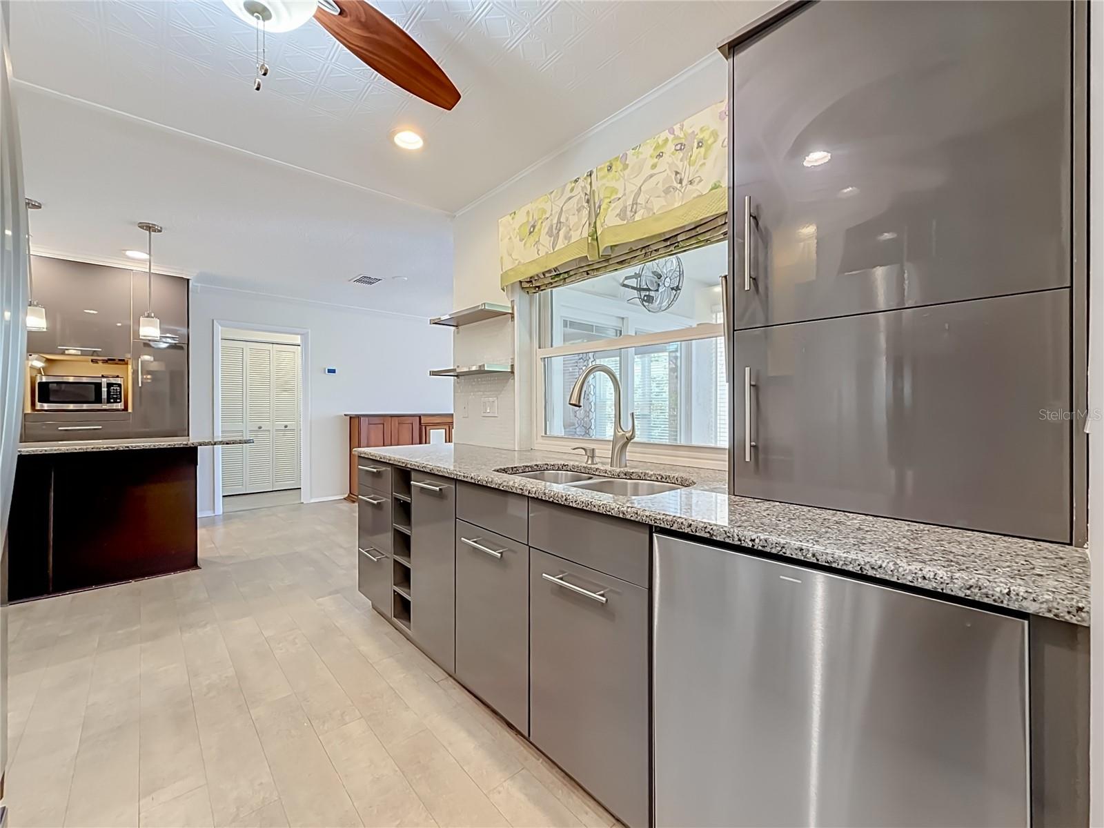 Kitchen - Casual Eating Area - Family Room