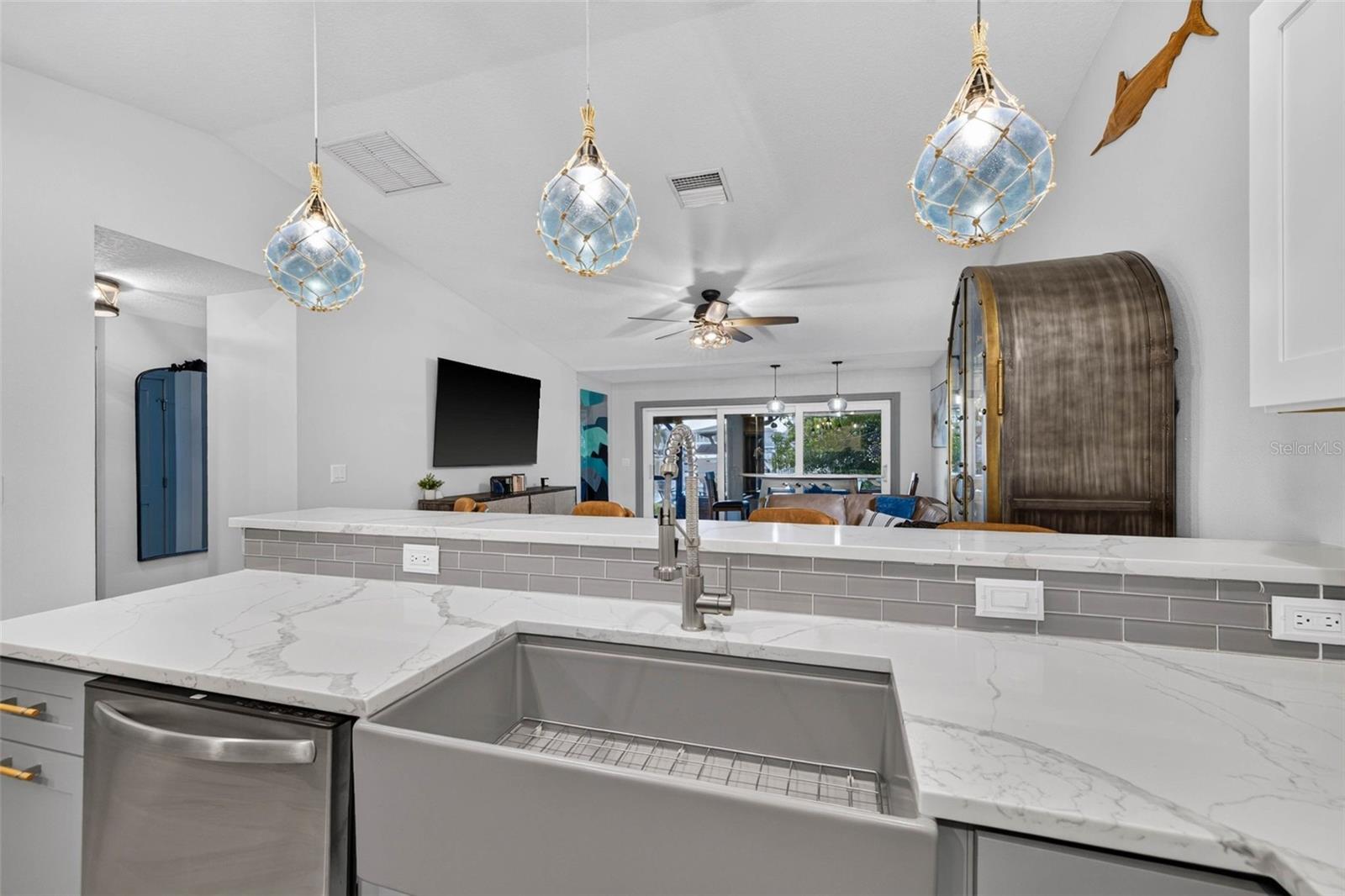 Kitchen, farm sink, quartz countertp=ops