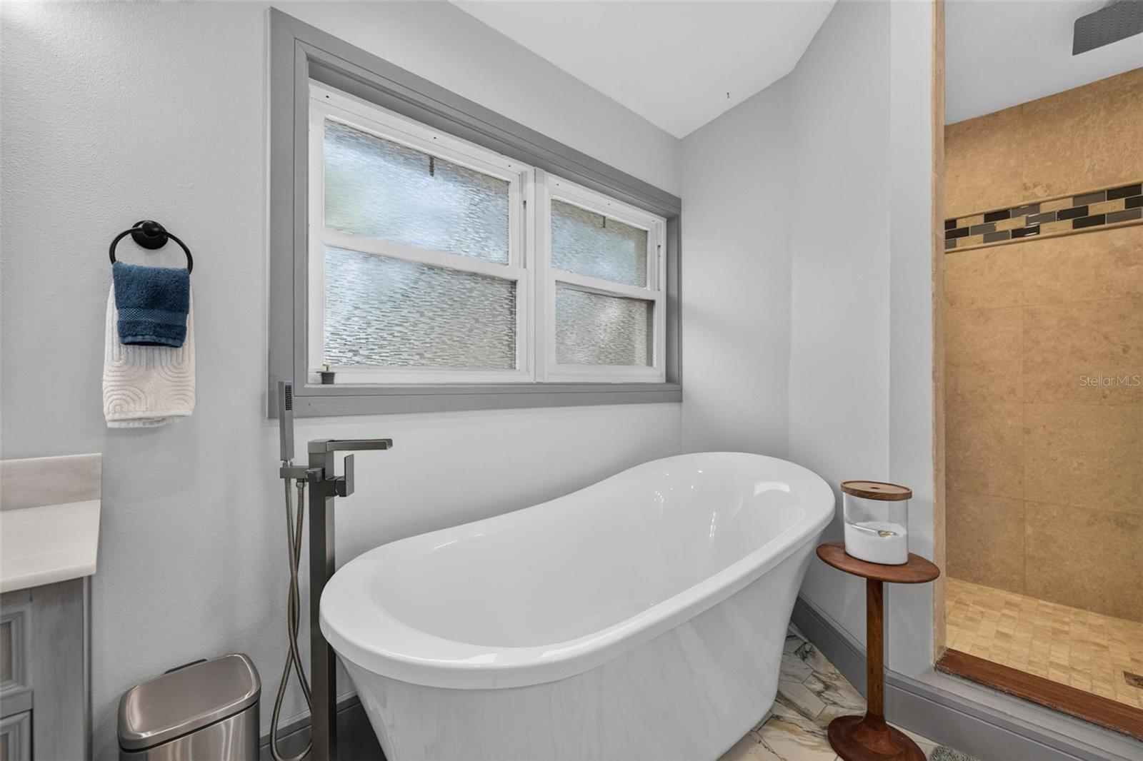 Primary bedroom en suite bathroom